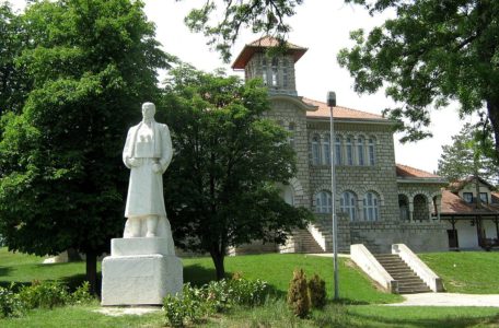 Orašac,_Narodna_spomen_škola_-_panoramio