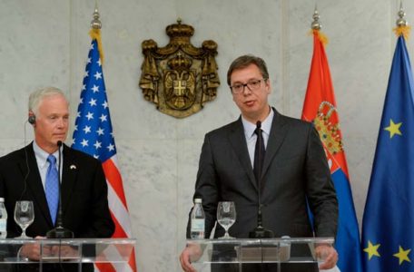 Beograd, 29. avgusta 2017 - Predsednik Republike Srbije Aleksandar Vucic i americki senator Ron Dzonson na zajednickoj konferenciji za novinare. FOTO TANJUG / TANJA VALIC / bb *** Local Caption ***