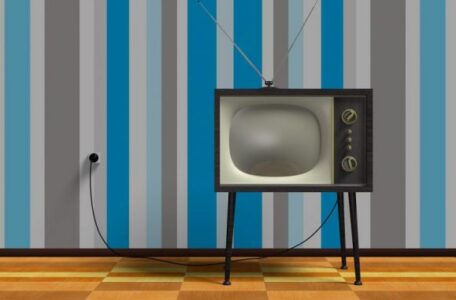 tv-2213140_1280-e1605633875554-678x381