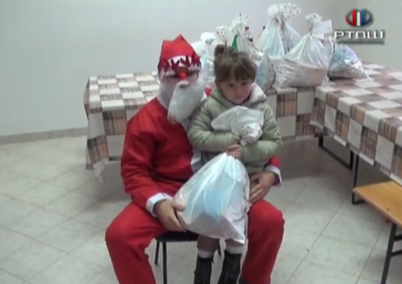 FireShot Capture 4941 - (11) RTV Šumadija - I ove godine novogodišnji paketići za decu iz _ - [www.youtube.com]