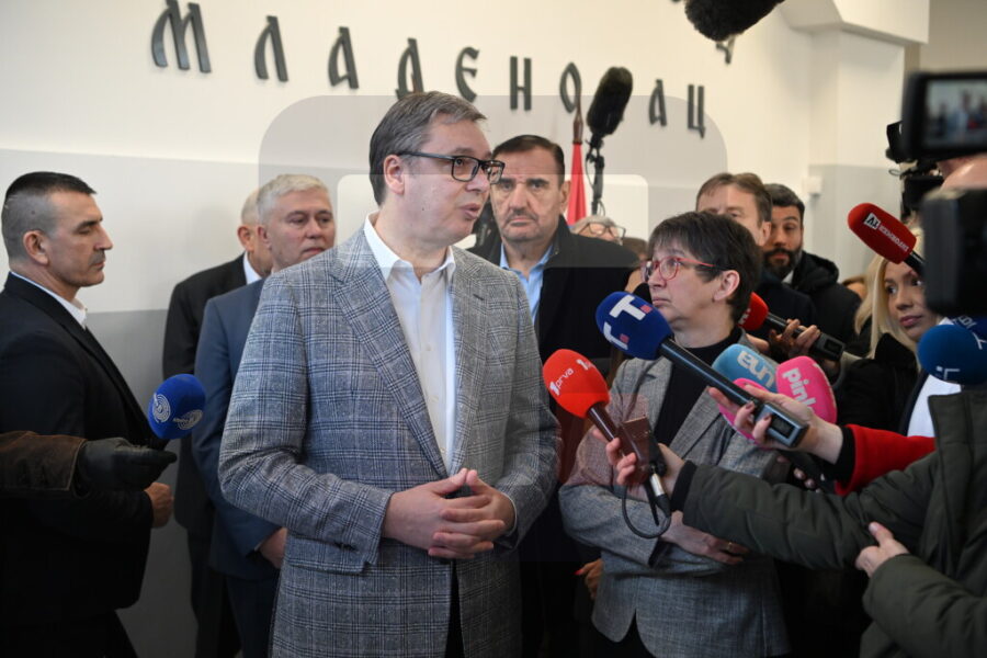 Mladenovac, 6. februara 2026. - Predsednik Srbije Aleksandar Vuèiæ prisustvuje ceremoniji otvaranja rekonstruisane "Gimnazije Mladenovac". Predsednika Vuèiæa je ispred gimnazije doèekao veliki broj graðana sa zastavama Srbije. Prisutni su i ministar za javna ulaganja Darko Gliiæ, ambasadorka Nemaèke Anke Konrad, gradonaèelnik Beograda Aleksandar apiæ, predsednica Optine Mladenovac Suzana Vasiæ, dravni sekretar u Ministarstvu prosvete Vesna Nedeljkoviæ. FOTO TANJUG/ AMIR HAMZAGIÆ/bs