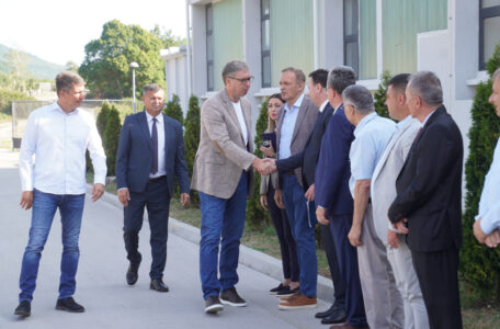 Kurumlija, 19. avgusta 2026.- Predsednik Srbije Aleksandar Vuèiæ zapoèeo je danas posetu Toplièkom okrugu, a prvo obilazi pogon kompanije "Jumko" u Raèi u optini Kurumlija. Sa predsednikom pogon "Jumka", koji zapoljava oko 100 radnika, obizlazi i ministarka privrede Adrijana Mesaroviæ. Vuèiæ æe razgovarati i sa metanima koji su ga doèekali u Raèi.Pogon kompanije "Jumko" nalazi se u naselju Raèa, a ta fabrika je deo tekstilne industrije i predstavlja deo veleprodajnog i proizvodnog sistema kompanije YUMCO iz Vranja. FOTO TANJUG/ MILO MILIVOJEVIÆ/ nr
