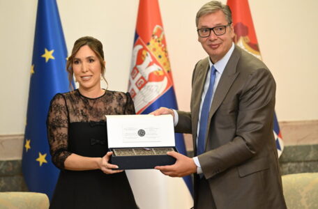 Beograd, 26. avgusta 2026. - Predsednik Aleksandar Vuèiæ primio je danas nekadanju prvu teniserku sveta Jelenu Jankoviæ, u zgradi Predsednitva u Beogradu. Sastanku prisustvuje i prvi potrpedsednik Vlade i ministar finansija Sinia Mali. FOTO TANJUG/ AMIR HAMZAGIÆ/ bs