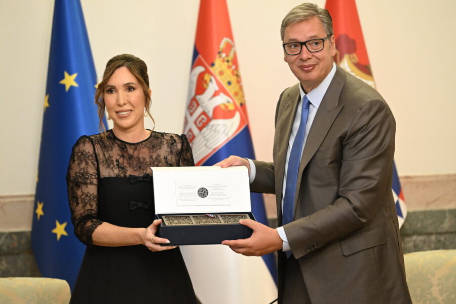Beograd, 26. avgusta 2026. - Predsednik Aleksandar Vuèiæ primio je danas nekadanju prvu teniserku sveta Jelenu Jankoviæ, u zgradi Predsednitva u Beogradu. Sastanku prisustvuje i prvi potrpedsednik Vlade i ministar finansija Sinia Mali. FOTO TANJUG/ AMIR HAMZAGIÆ/ bs